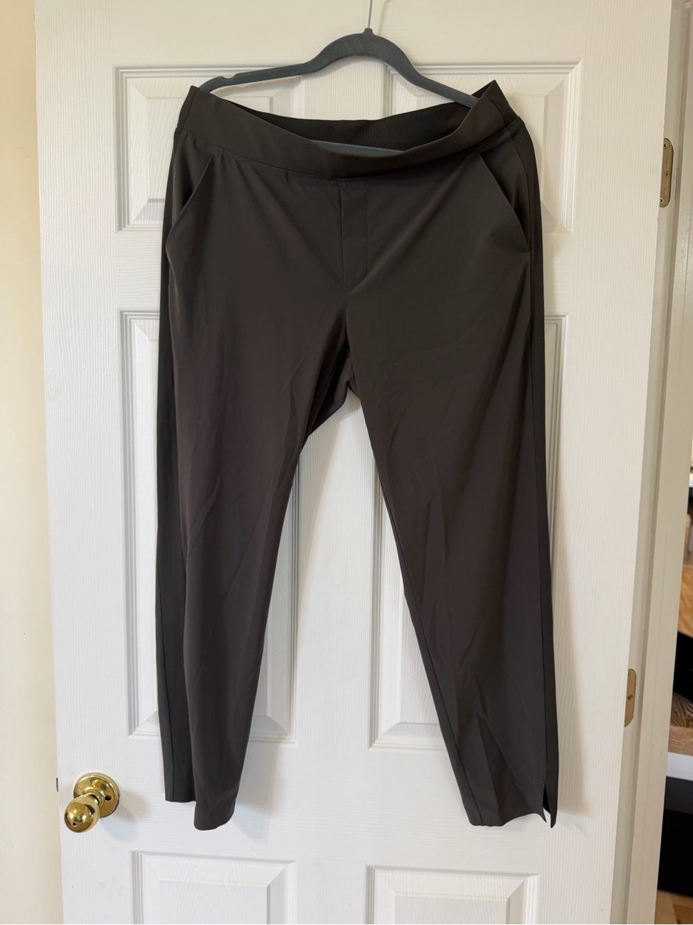 Athleta Cropped Performance Ankle Pants in Charcoal